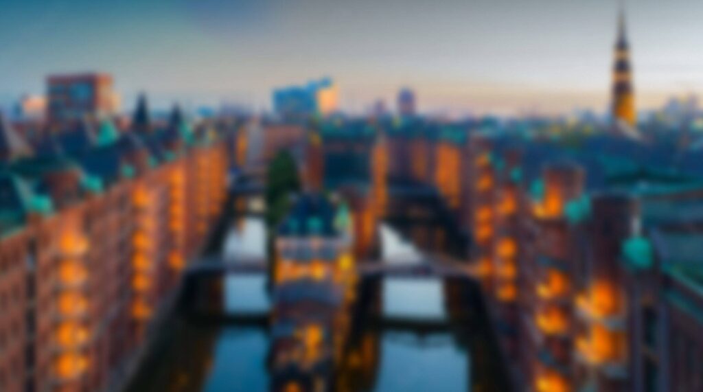 Unscharfe Panoramaaufnahme der Hamburger Speicherstadt bei Sonnenuntergang