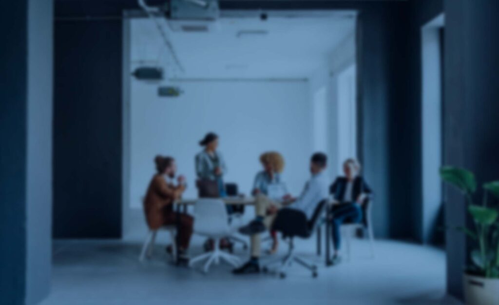 Unscharfes Bild von Menschen bei einem Meeting in einem modernen Büro